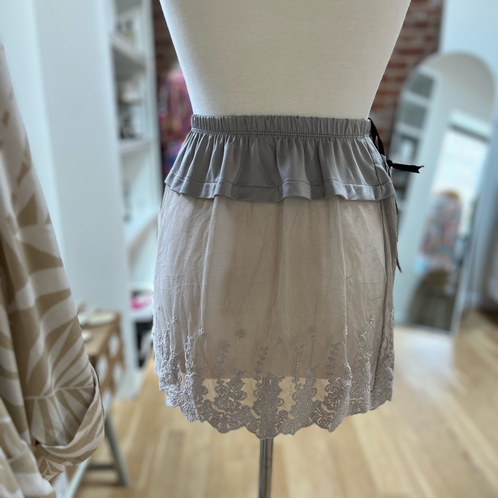 Peek-a-boo Shirt Extender, Taupe, Small, excellent new condition 💕